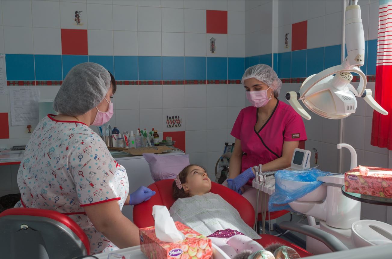 Методика лечения детей в стоматологический клинике Африка